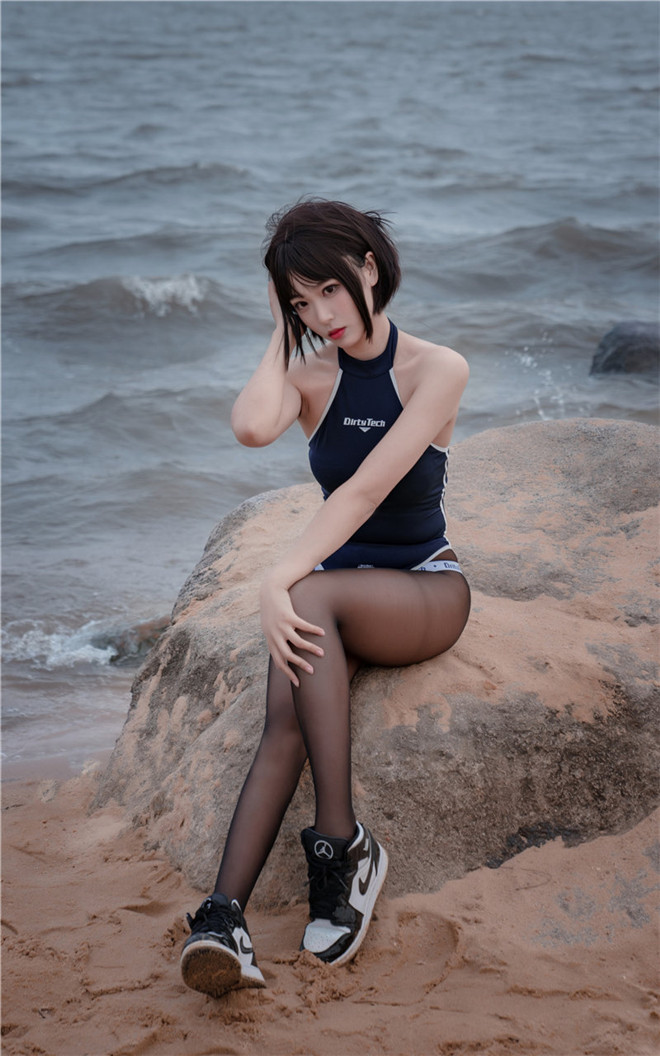 轩萧学姐-沙滩竞泳[45P/68MB]